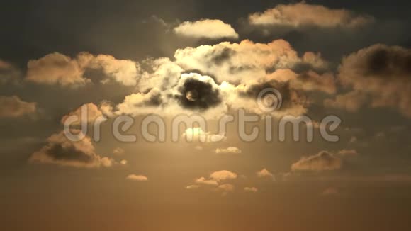 天空中的云彩夕阳蓬松的乌云日黄昏的自然夏天视频的预览图