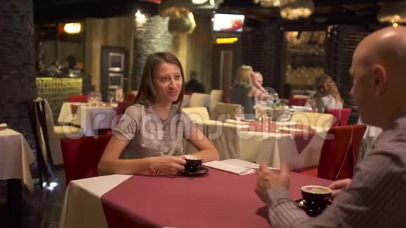 可爱的成年夫妇在餐厅约会喝咖啡视频的预览图