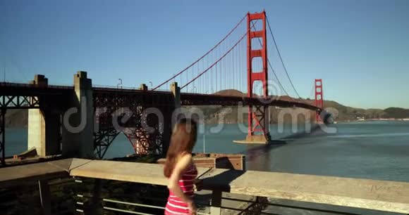 女子在金门大桥自拍视频的预览图