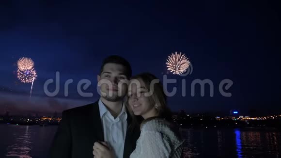 烟火和年轻的恋人在晚上拥抱视频的预览图