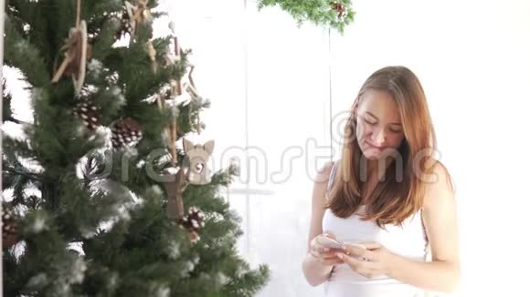 漂亮的女孩打扮成圣诞树视频的预览图