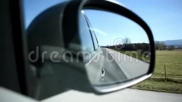 高速公路行驶时近距离观看汽车侧镜视频的预览图