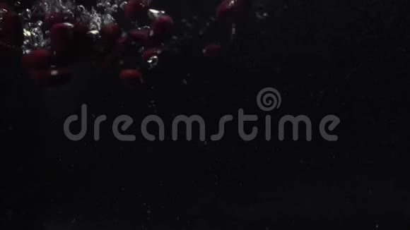 豆子掉在水里在黑色的背景上射击慢动作食物视频视频的预览图