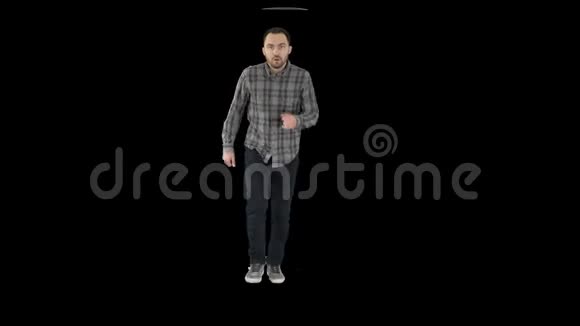 穿着便装开始奔跑的男人阿尔法频道视频的预览图