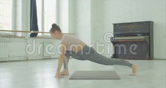 健身妇女做伸展腿锻炼视频的预览图