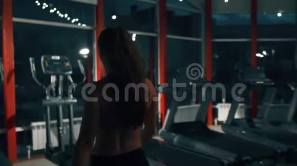 性感的女人在健身房跑步运动健身生活方式美容理念拍摄于电影摄影机视频的预览图