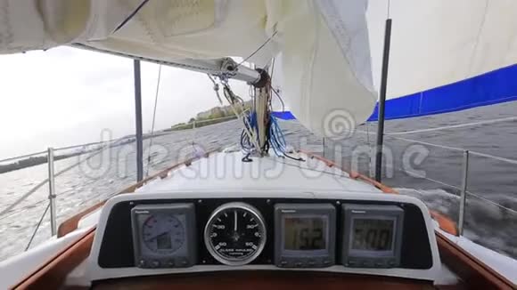 帆船游艇比赛强风吹着游艇帆船船头游艇视频的预览图