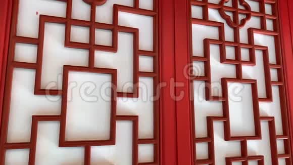 中国风格的红色木制雕刻装饰门亚洲传统装饰家居墙壁和门视频的预览图