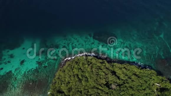 热带海滩和蓝色泻湖印度尼西亚巴厘人们会浮潜视频的预览图