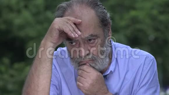 雨中孤独的大胡子西班牙老人视频的预览图