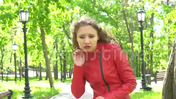 穿红色皮夹克的女孩表现出兴趣视频的预览图