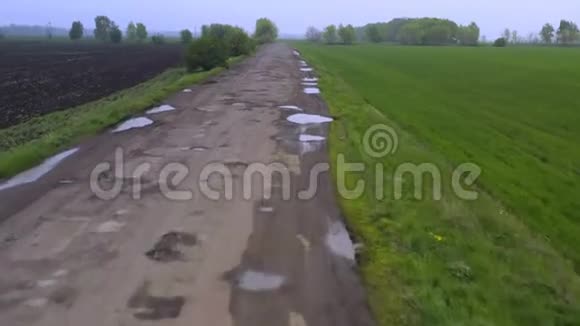 雨后坑坑洼洼的坏农村公路视频的预览图