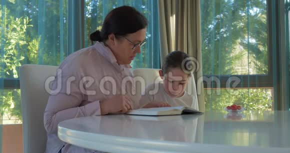 奶奶和孙女读书视频的预览图