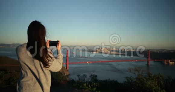旧金山金门大桥的女摄影师视频的预览图