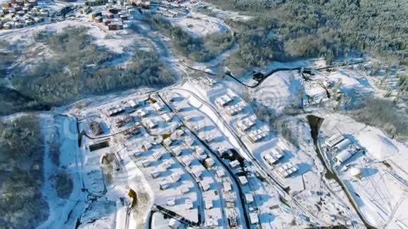 冬季景观空中俄罗斯北部小镇大雪覆盖树木运动视频的预览图
