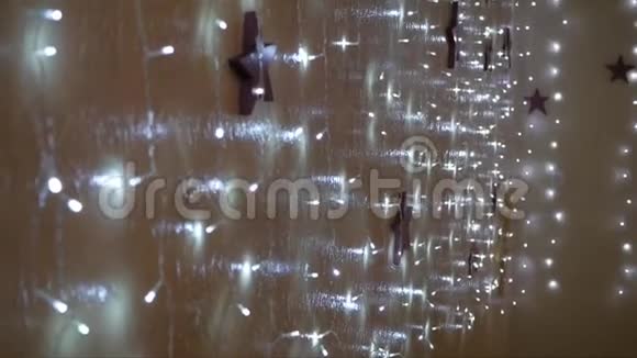 假日灯在墙上视频的预览图