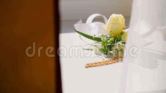 黄金新娘配件金球和花芽视频的预览图