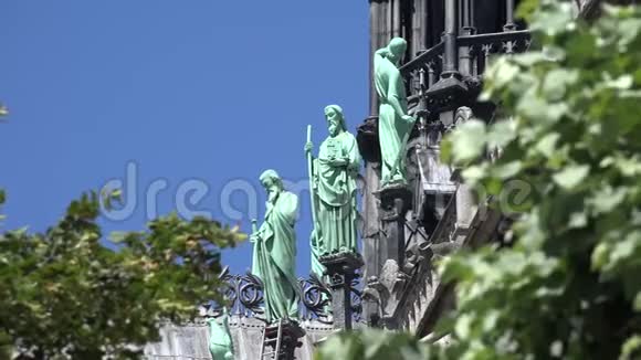 巴黎圣母院雕塑雕像游客参观大教堂宗教视频的预览图