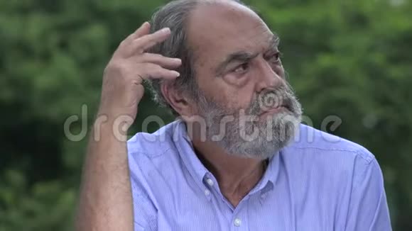 精神错乱的西班牙裔老人视频的预览图
