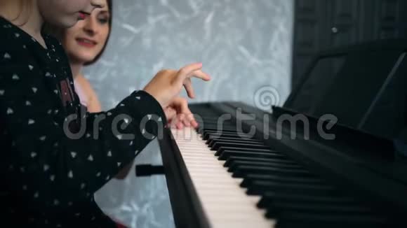 钢琴班的女孩子视频的预览图