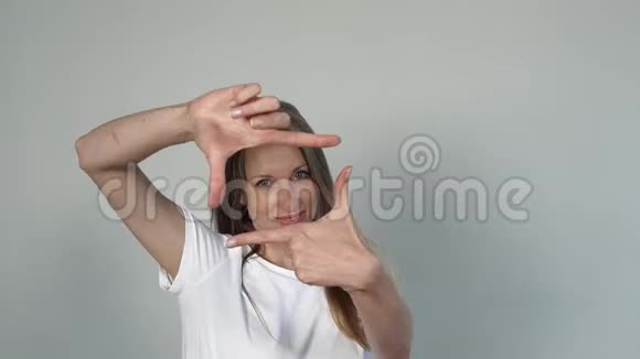 漂亮的女人手势框架视频的预览图
