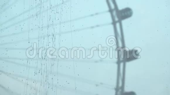 带摩天轮背景的玻璃窗雨滴视频的预览图