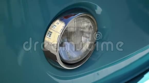 蓝色复古巴士的大灯视频的预览图