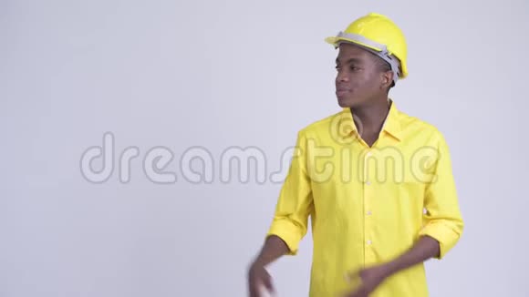 年轻快乐的非洲商人工程师展示一些东西视频的预览图