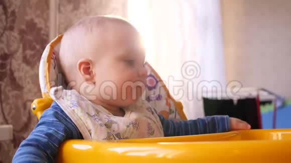 用勺子喂宝宝妈妈的手而小可爱的男孩看着相机拉起4K慢动作视频的预览图