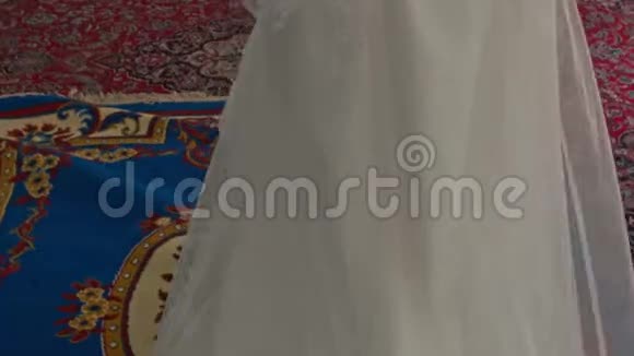 贴身新娘白色长花边连衣裙从地板到肩膀视频的预览图