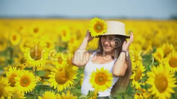 戴着太阳花背景帽子的女孩视频的预览图