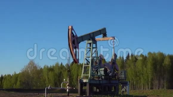 油井井架在俄罗斯工作视频的预览图