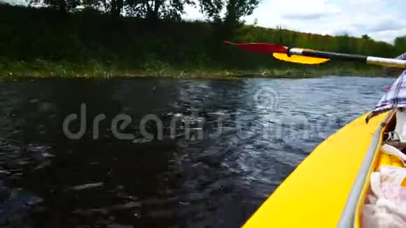 划桨在皮划艇上划近距离视频的预览图
