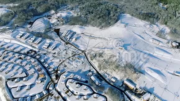 冬季景观空中俄罗斯北部小镇大雪覆盖树木运动视频的预览图