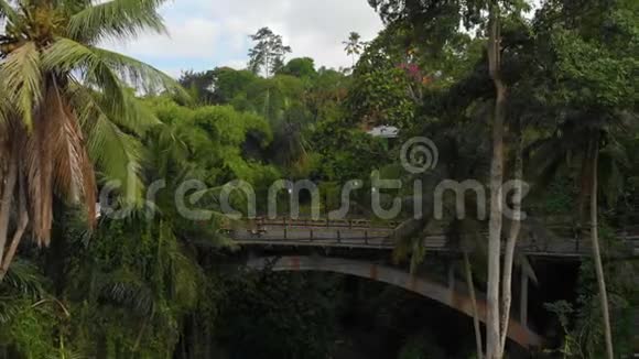巴厘岛Ubud村中心交通桥的空中拍摄视频的预览图
