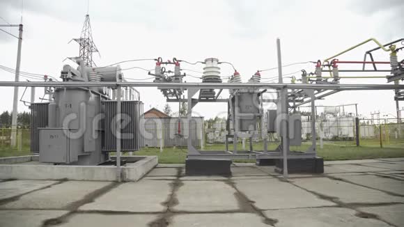 电气变电站设有电线和绝缘子的电杆断路器高压部分高视频的预览图