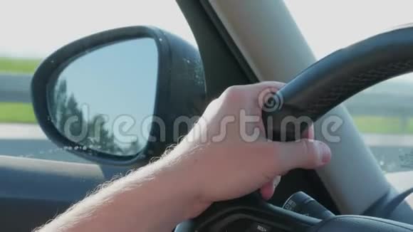 左侧后视镜和方向盘在汽车驾驶视频的预览图