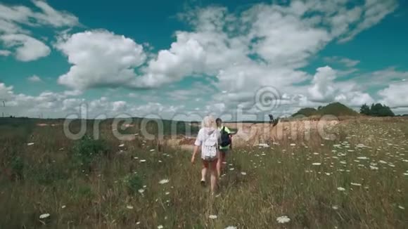 两个漂亮的女孩带着穿短裤的背包旅行徒步旅行者在采石场散步视频的预览图
