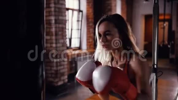 一个好斗的女拳击手打了拳击袋视频的预览图