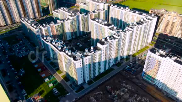 一个建筑工地有大量新建的高层建筑地球人口过剩的概念视频的预览图