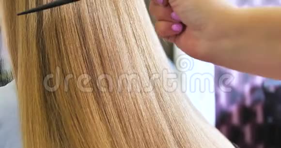 理发师梳着长长的金发理发店4UHDK视频的预览图