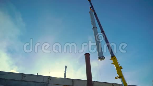 建设工业用地巨型起重机安装管道视频的预览图