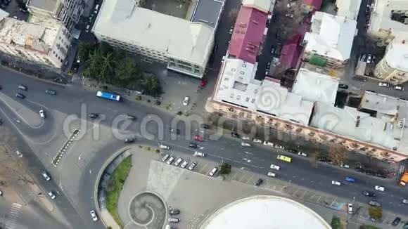第比利斯繁忙街道的俯视图交通繁忙4k视频的预览图