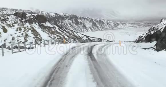 冰岛雪山公路行驶视频的预览图