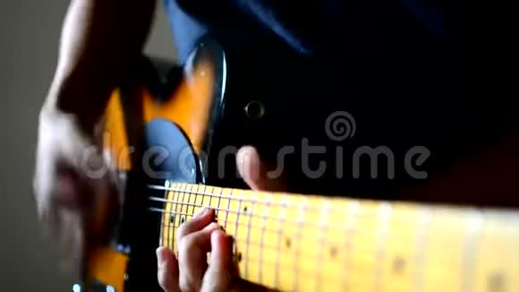 玩电动吉他视频的预览图