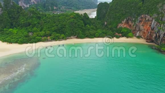 泰国热带海滩和岩石岛的鸟瞰图视频的预览图