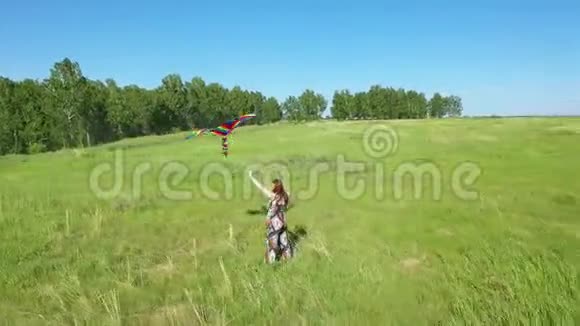 那个女孩带着风筝在绿色的田野上奔跑欢声笑语喜庆的心情暑假假期视频的预览图