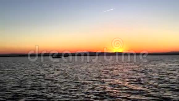 在瓦伦西亚的拉阿尔布菲拉泻湖日落时航行视频的预览图