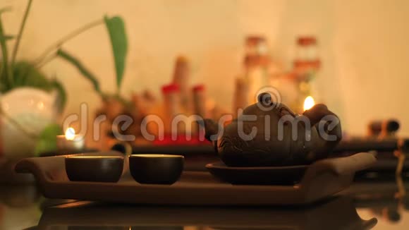 传统茶道用木制托盘上的中国茶壶和杯子日本传统火锅烧火仪式视频的预览图