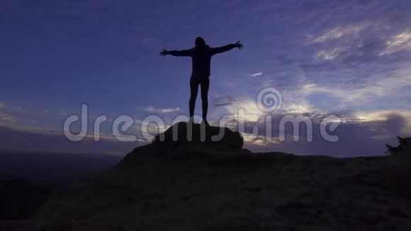 黎明时分在山顶做瑜伽的小女孩视频的预览图